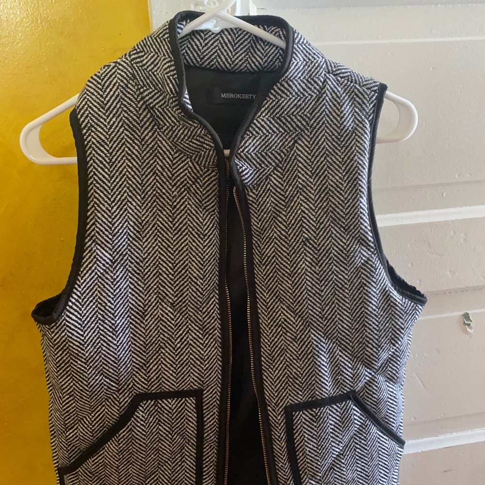 Merokeety black and white vest-new condition
